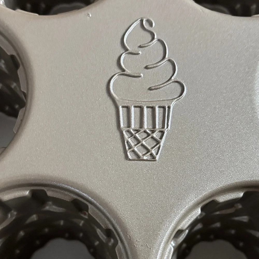 Williams Sonoma Gold Ice Cream Cone Cupcake Pan